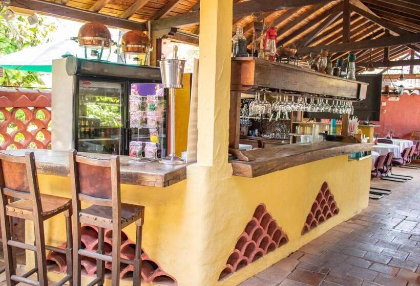 هتل Hostal Restaurante Guaracu