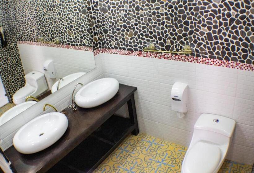 هتل Hostal Restaurante Guaracu