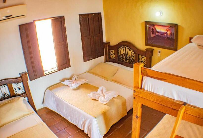 هتل Hostal Restaurante Guaracu