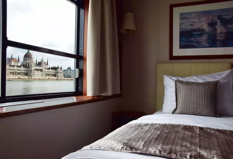 Hotell Onriver S   Ms Cezanne