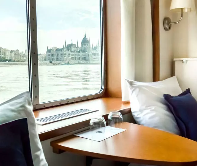 Hotell Onriver S   Ms Cezanne