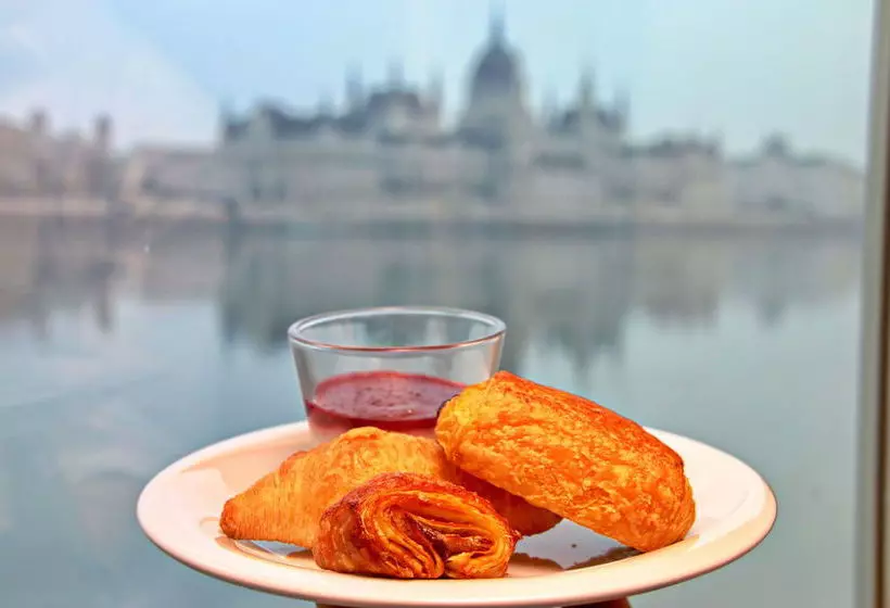 Hotell Onriver S   Ms Cezanne