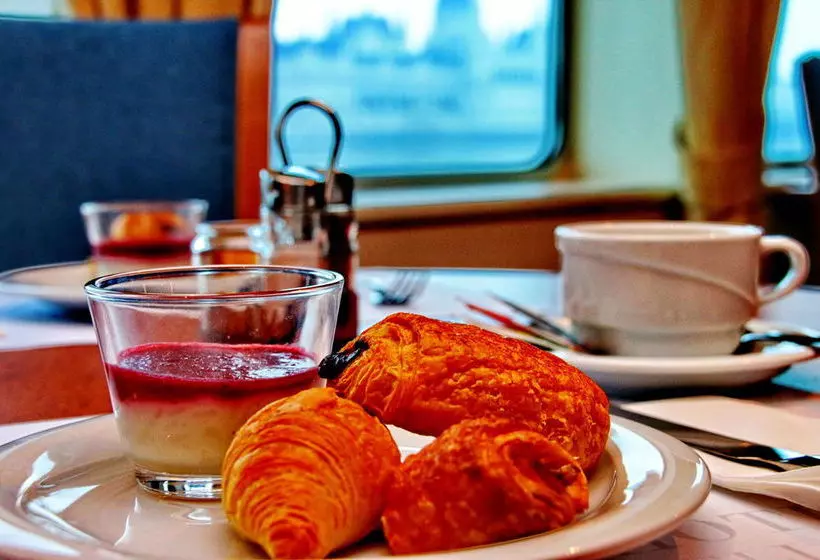 Hotell Onriver S   Ms Cezanne