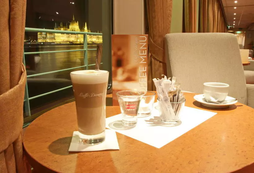 Hotell Onriver S   Ms Cezanne