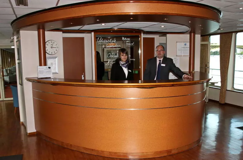 Hotell Onriver S   Ms Cezanne
