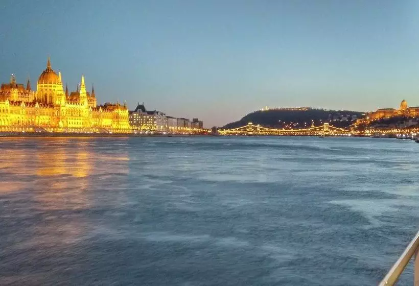 Hotell Onriver S   Ms Cezanne