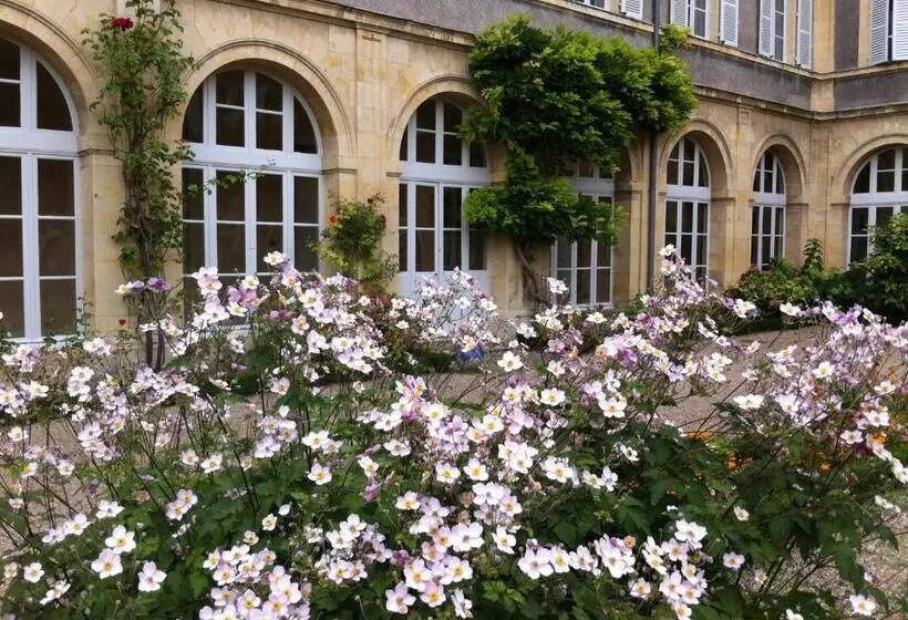 تختخواب و صبحانه Espace Bernadette Soubirous Nevers