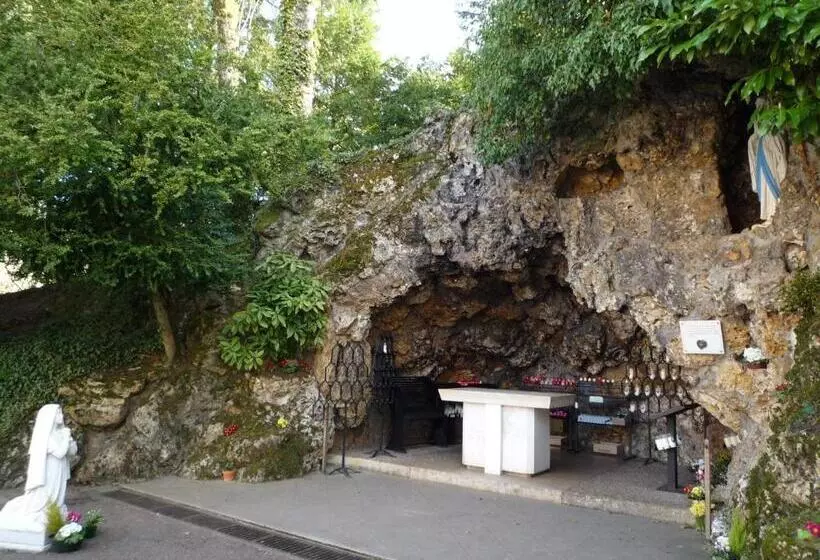 تختخواب و صبحانه Espace Bernadette Soubirous Nevers