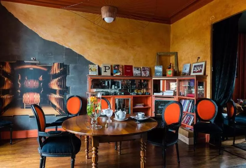 Aamiaismajoitus (B&B) Villa Chanelle