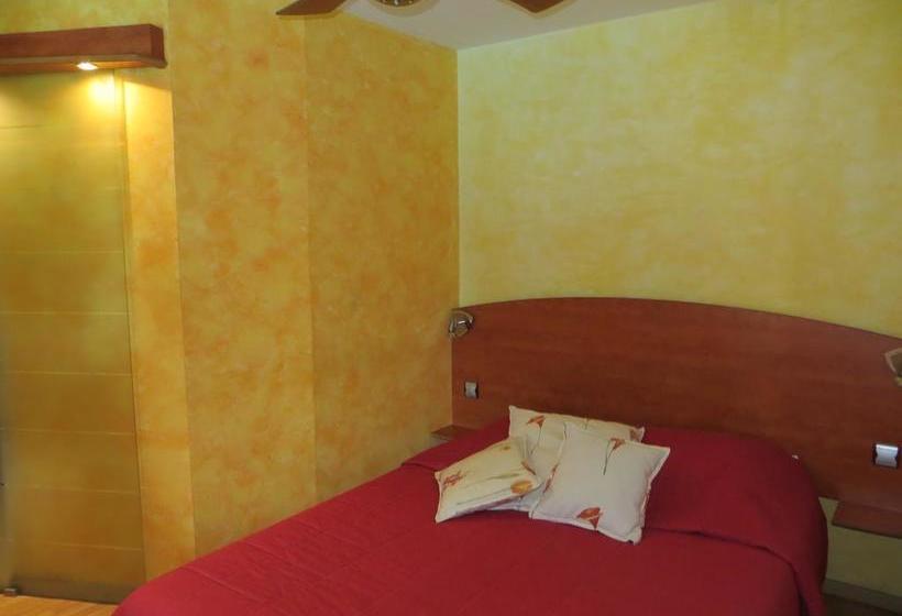 Отель Le Mas De La Frigoulette