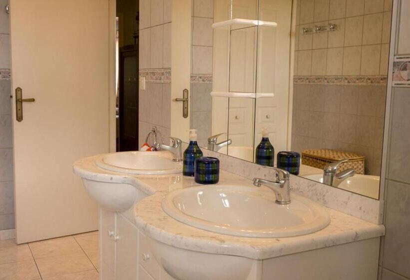 مبيت وإفطار Les Louchardes