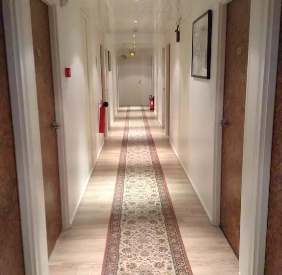 Hotel Kyriad Direct Arpajon