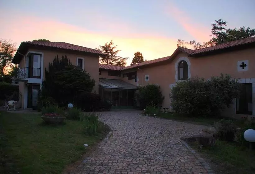 Hotelli Hôtel Studios Les Acacias