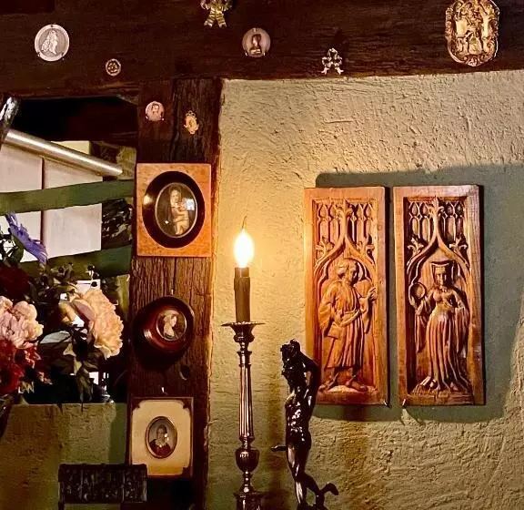 تختخواب و صبحانه Le Colombier De Cyrano Et Roxane