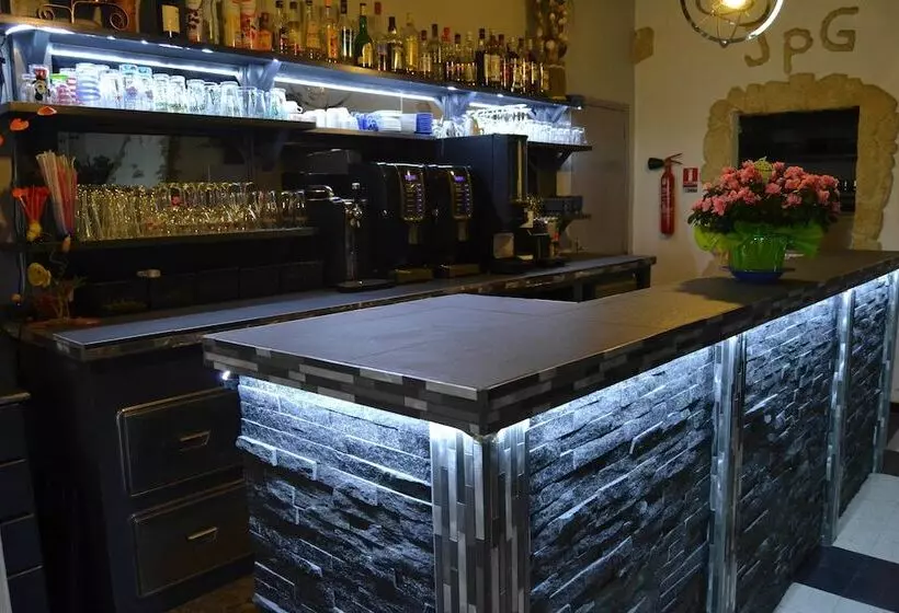 هتل Hôtel Le Dauphin Bleu