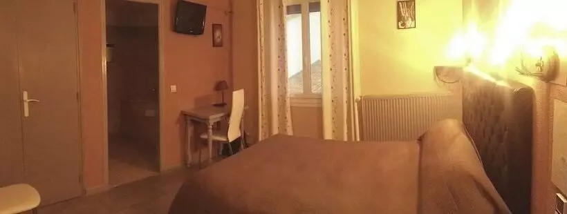 هتل Hôtel Le Dauphin Bleu