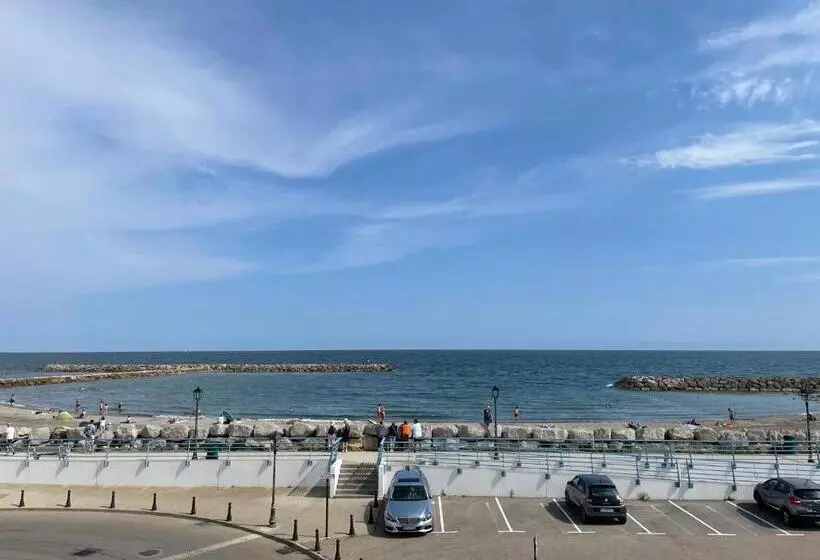 هتل Hôtel Le Dauphin Bleu