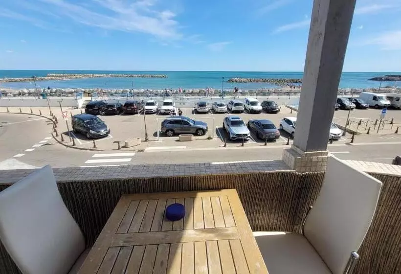 هتل Hôtel Le Dauphin Bleu