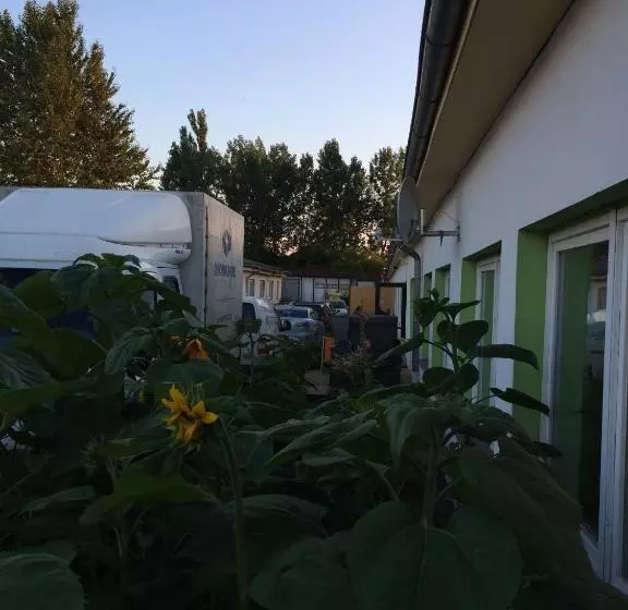 M&r Hostel