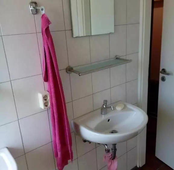 M&r Hostel