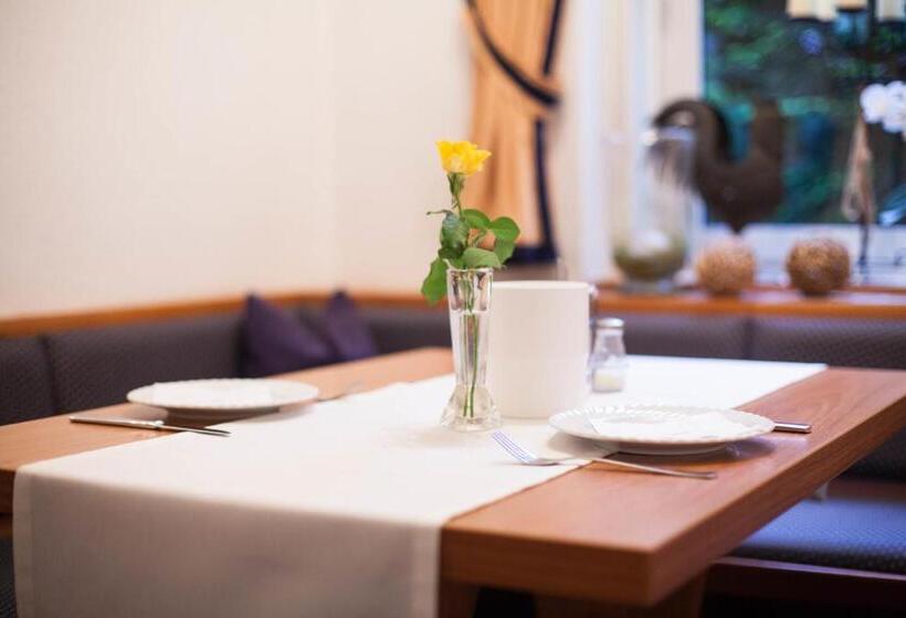 Отель Vier Jahreszeiten