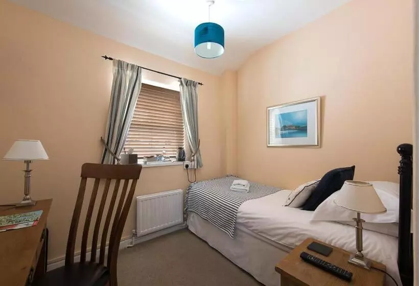 Bed and Breakfast Cliftons Guest House