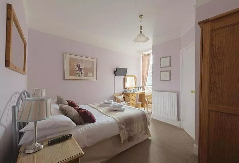Bed and Breakfast Cliftons Guest House