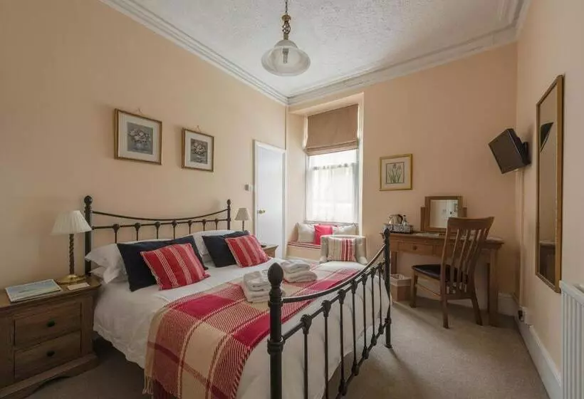 Bed and Breakfast Cliftons Guest House