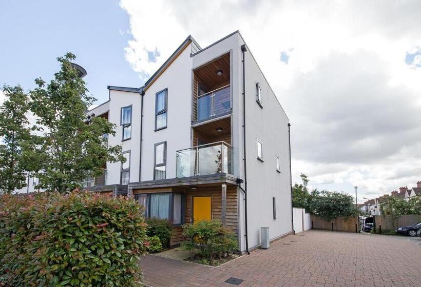 تختخواب و صبحانه Rowan Park Lodge