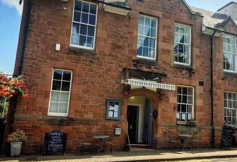 בית מלון כפרי The Capon Tree Town House