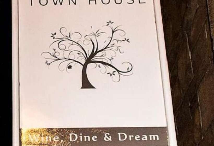 בית מלון כפרי The Capon Tree Town House