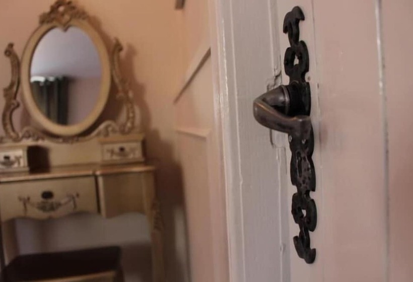 בית מלון כפרי The Capon Tree Town House