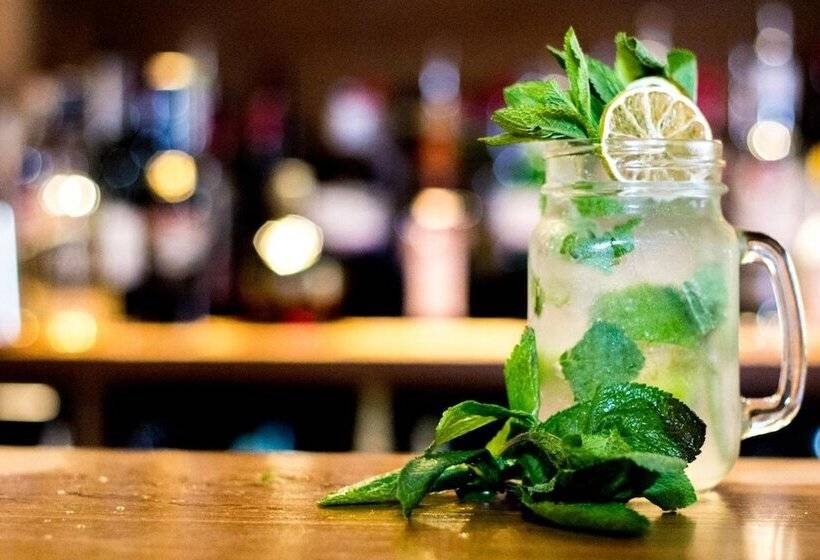 בית מלון כפרי The Capon Tree Town House