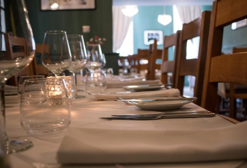 בית מלון כפרי The Capon Tree Town House