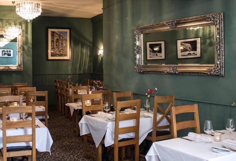 בית מלון כפרי The Capon Tree Town House