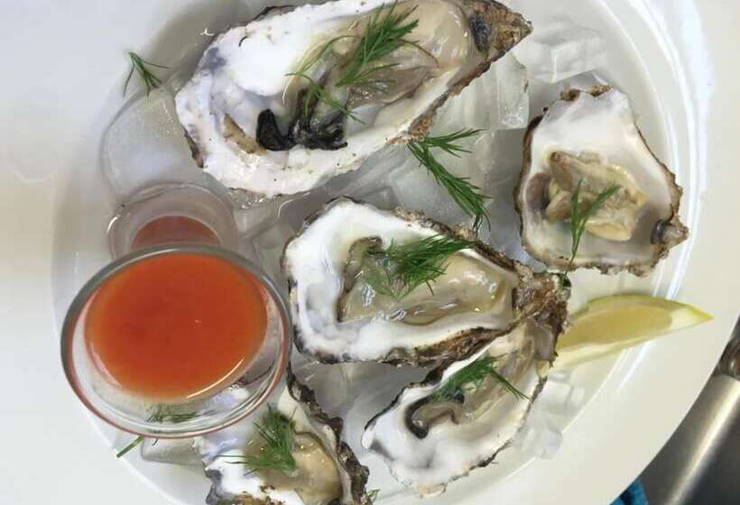 בית מלון כפרי The Capon Tree Town House