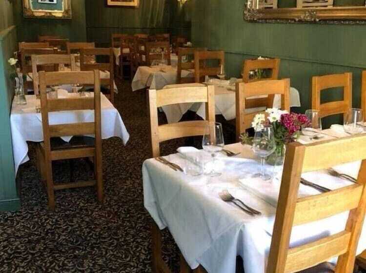 בית מלון כפרי The Capon Tree Town House