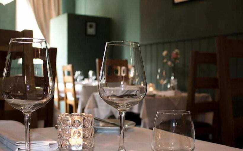 בית מלון כפרי The Capon Tree Town House