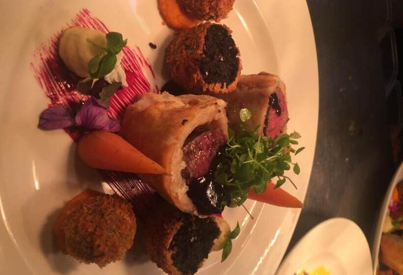 בית מלון כפרי The Capon Tree Town House