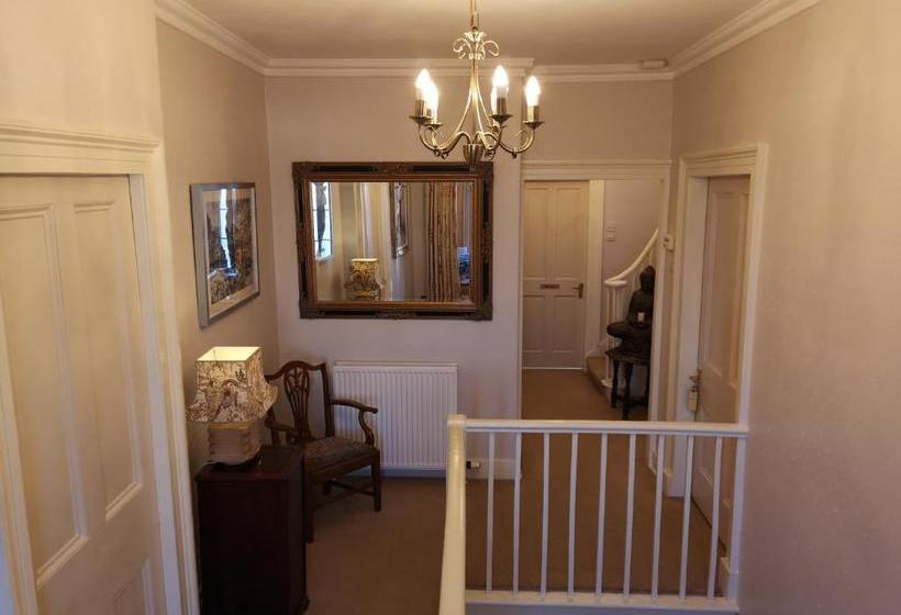 تختخواب و صبحانه Hay Lodge