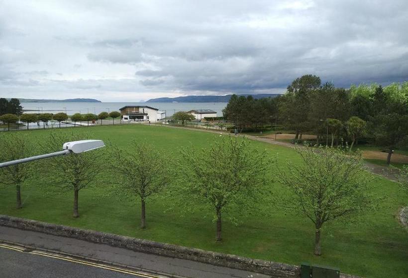 تختخواب و صبحانه Marine House