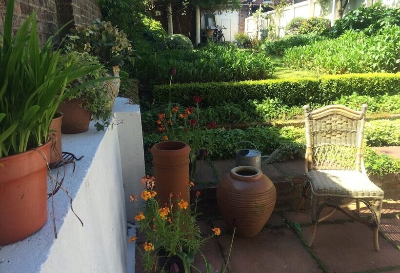 Bed and Breakfast Square Tree House