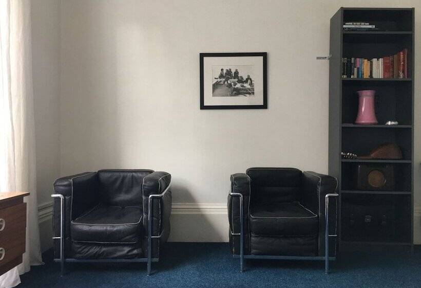 Bed and Breakfast Square Tree House