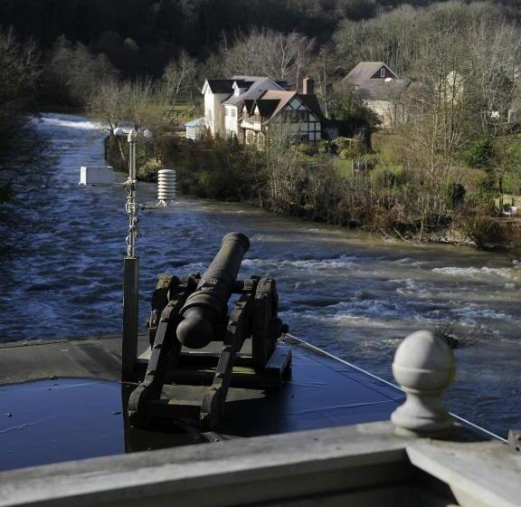 Bed and Breakfast The Charlton Arms