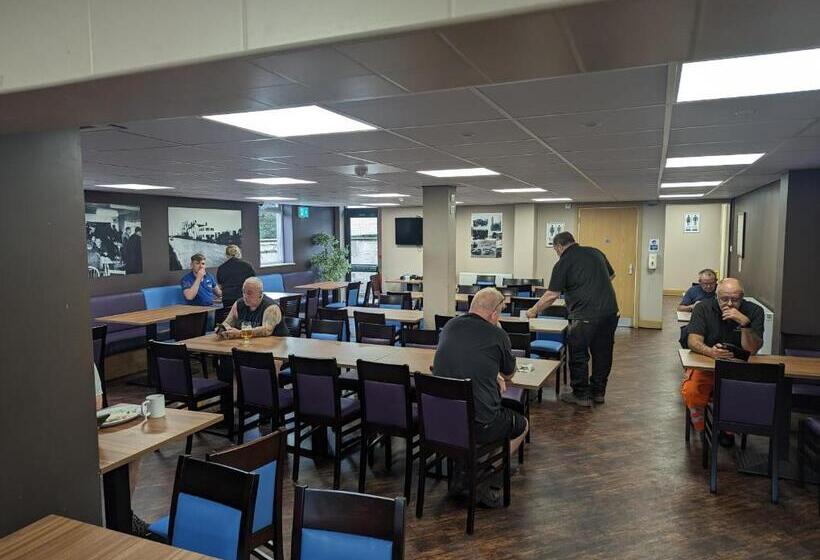 مبيت وإفطار The Stop   Hollies Truckstop Café