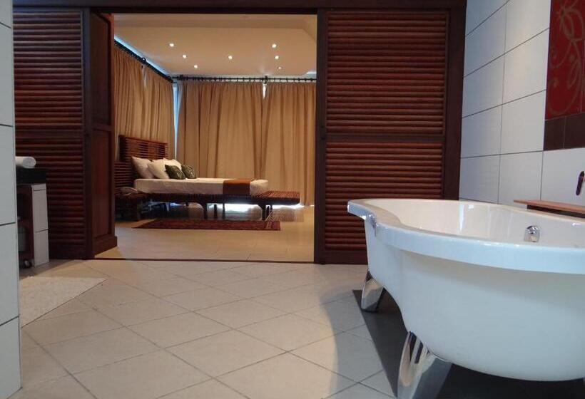 Cowrie Shell Beach Apartments Official