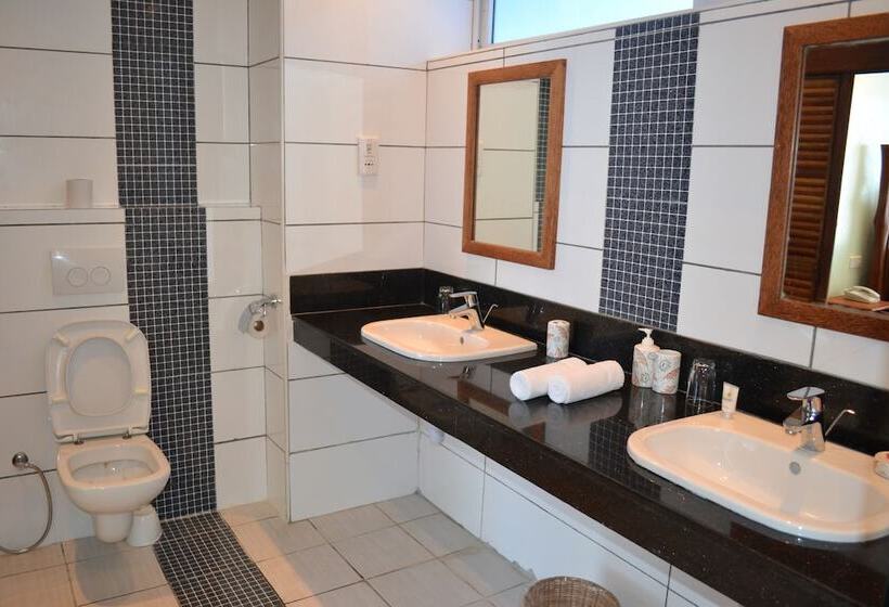 Cowrie Shell Beach Apartments Official