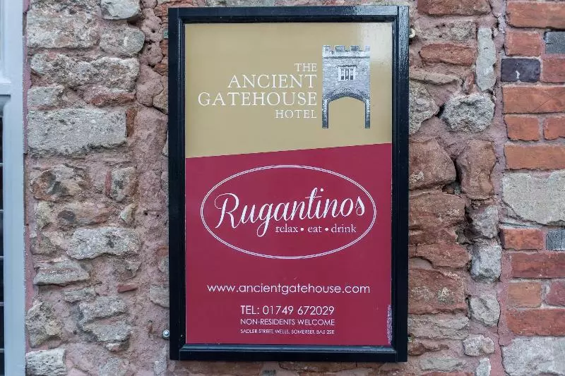 Hotelli The Ancient Gatehouse & Rugantino Restaurant
