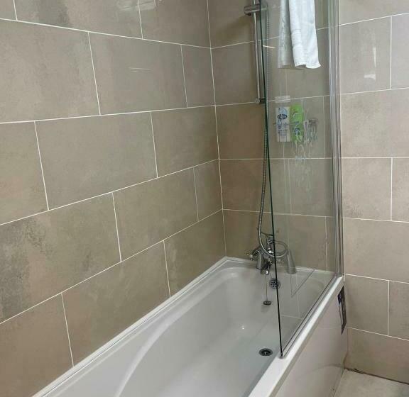 בית מלון כפרי The Clarendon