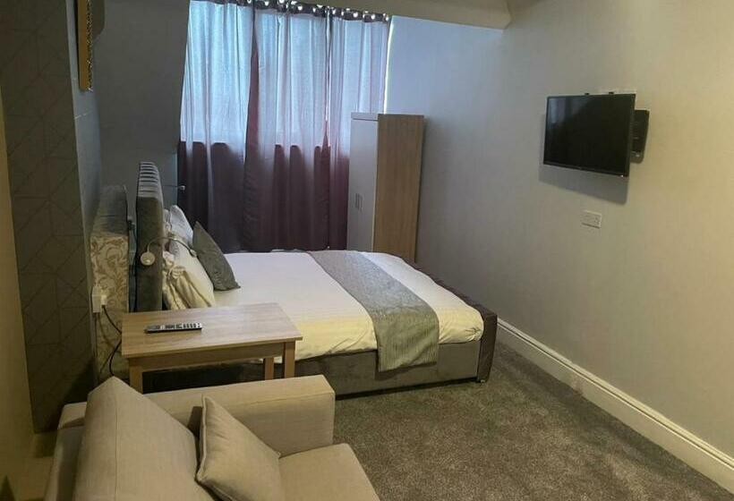 בית מלון כפרי The Clarendon